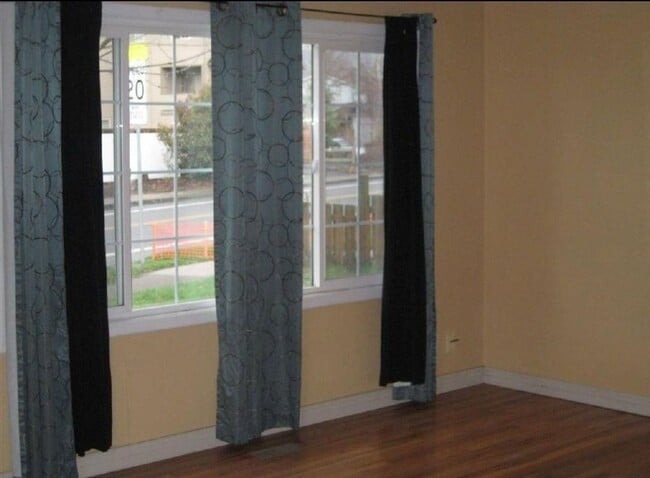 Building Photo - Great location, walking distance from OSU