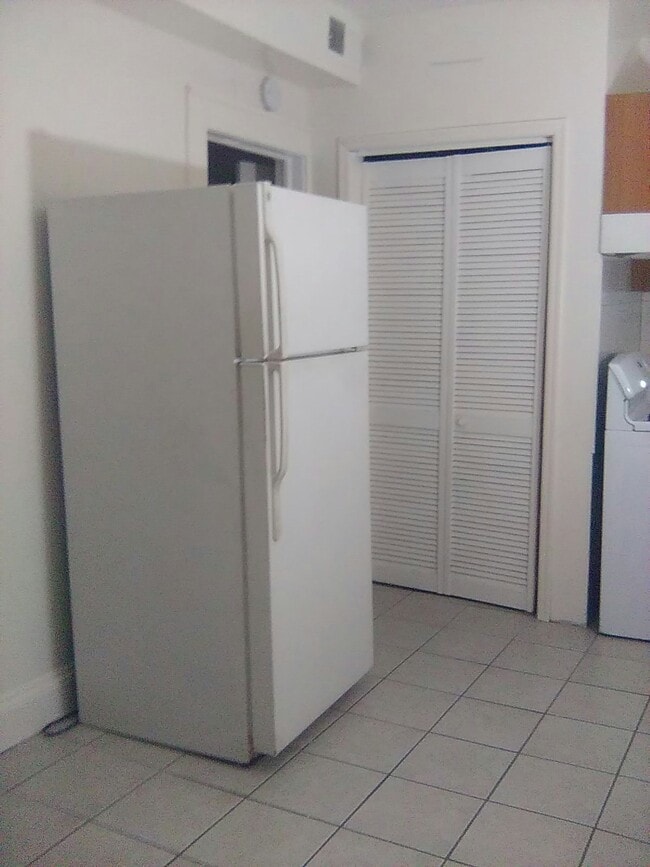 Building Photo - 89 Maple St