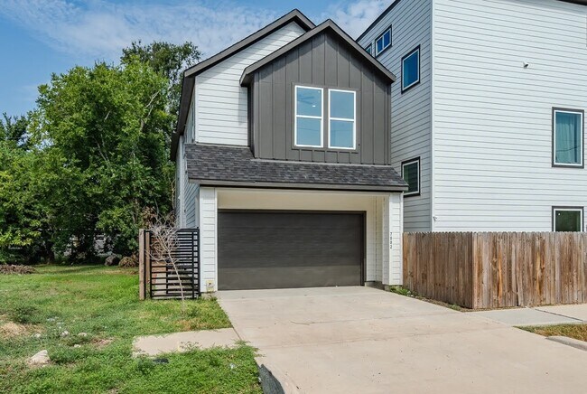 Primary Photo - 7002 Sidney St