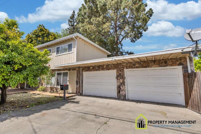 Building Photo - Charming 3-Bed Oasis with 2 Full Baths in Sacramento's Serene Pocket Neighborhood