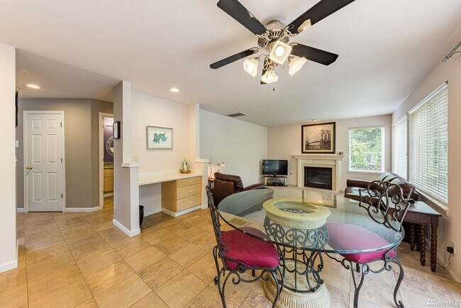 Building Photo - Everett Single Family house 3 bd 2.5 bath ...