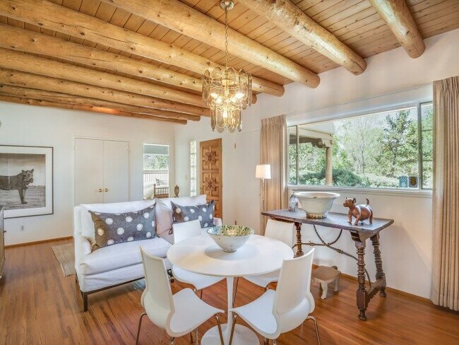 Building Photo - 126 Mateo Cir N