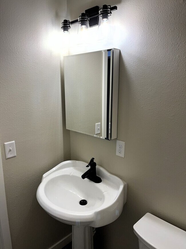 Building Photo - Newley updated 3-bedroom home features fen...