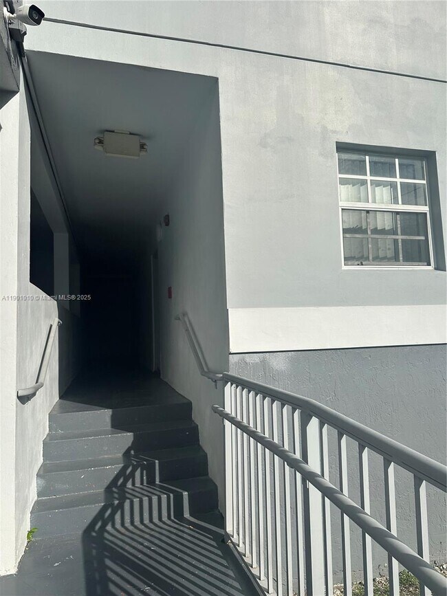 Building Photo - 519 SW 2nd St