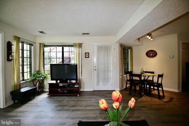 Building Photo - 6033 Curtier Dr