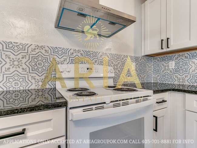 Building Photo - COMING SOON! 2 Bed/2 Bath Duplex Super Clo...