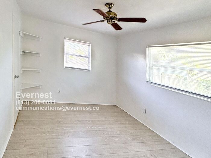 Building Photo - 105 S Fernwood Ave