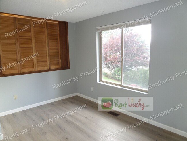 Building Photo - Wonderful & Updated 3-Bedroom Home w/Custom Chicken Coop in Redmond FOR RENT!!