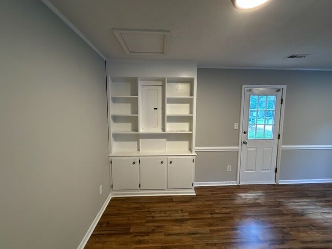 Building Photo - Wonderful 4 bed, 2.5 bath Single Family Ho...