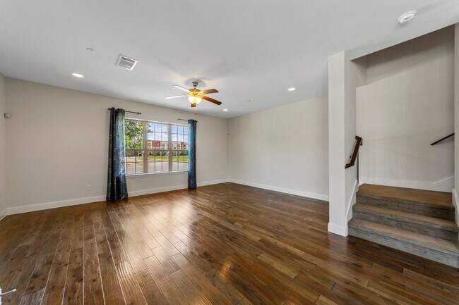 Building Photo - Luxury Townhouse