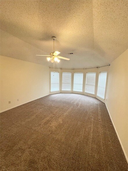 Building Photo - 716 Elm Falls Pl