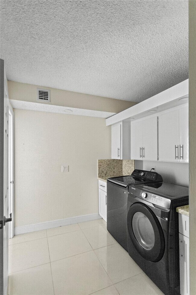 Building Photo - 1719 Whitehall Dr