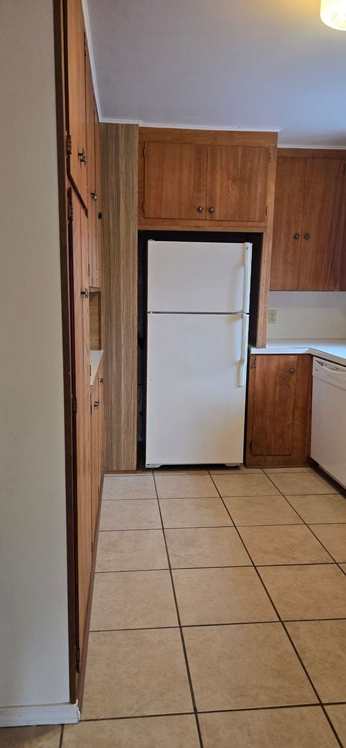 Building Photo - 2 Bedroom up stairs apartment