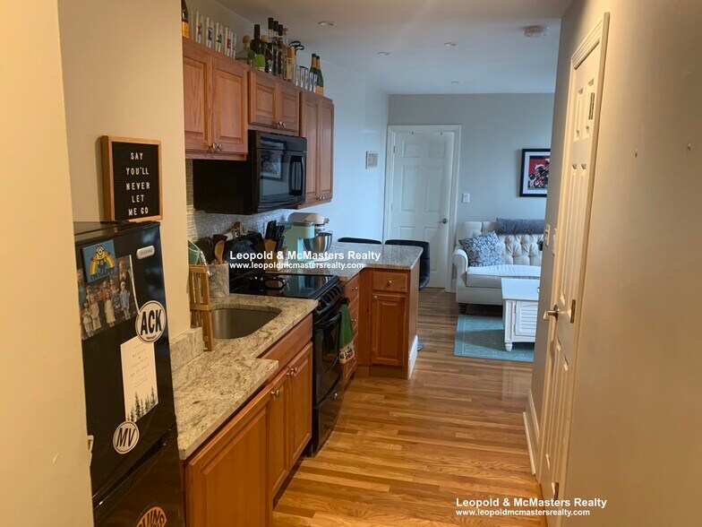 Building Photo - 46 Joy St