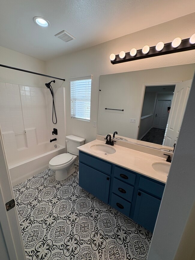 Building Photo - 871 Via La Venta