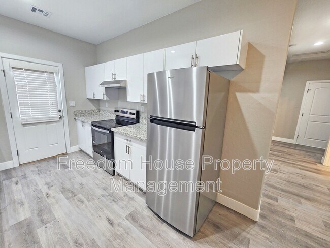 Building Photo - 1111 Sixshooter Ave