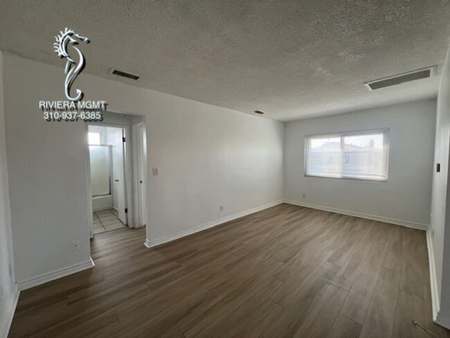 Building Photo - 242