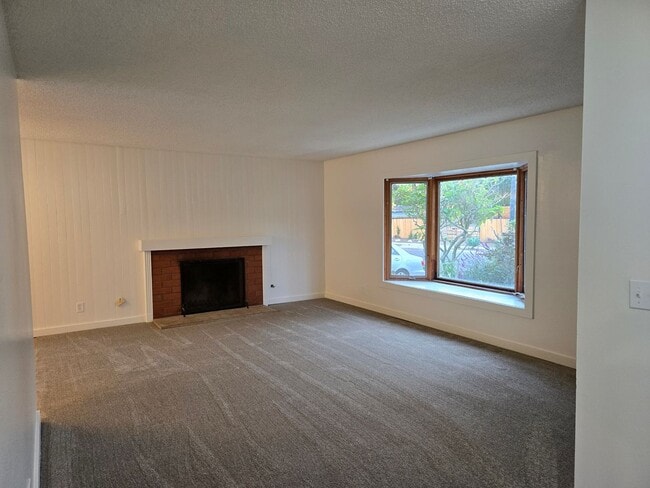 Building Photo - Single level 3 bed, 2 bath home centrally ...