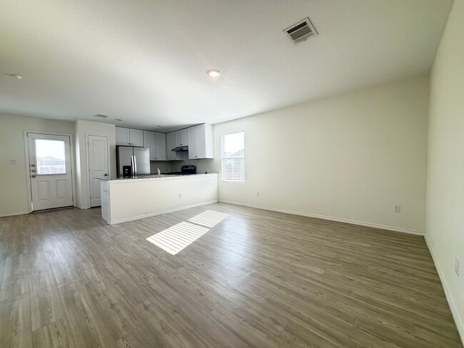 Building Photo - 3-Bed 2-Bath in Voss Farms Community in Ne...