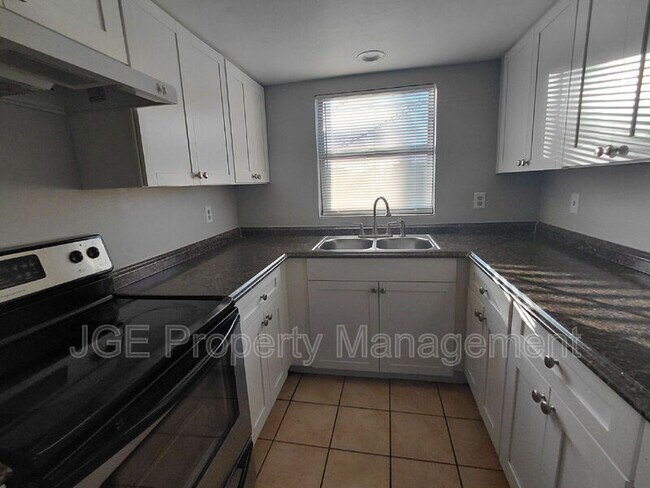 Building Photo - 724 NE 11th Terrace