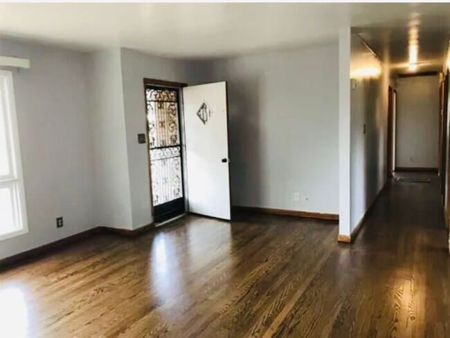 Building Photo - Fenced yard!