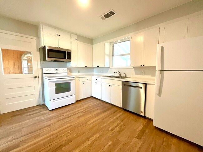 Building Photo - 3442 N U.S. Hwy 281