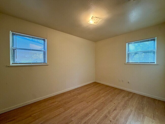 Building Photo - 5043 Inwood Dr