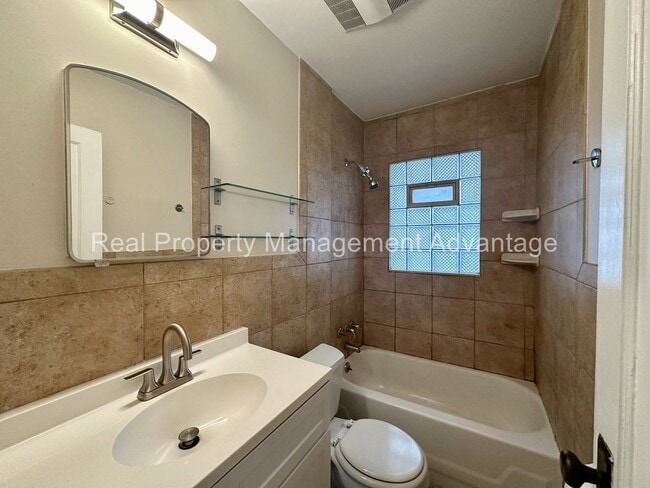 Building Photo - 2 Bedroom Open Floorplan Steps from Downtown Royal Oak!