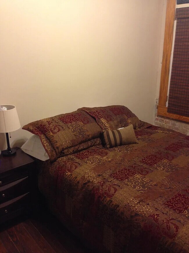 Building Photo - Room in Condo on E San Antonio St