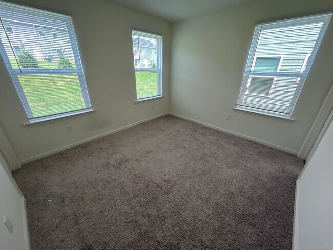 Building Photo - 3 Bedroom | 2.5 Bathroom End Unit Raleigh ...
