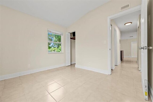 Building Photo - 1524 NW 18th Ct