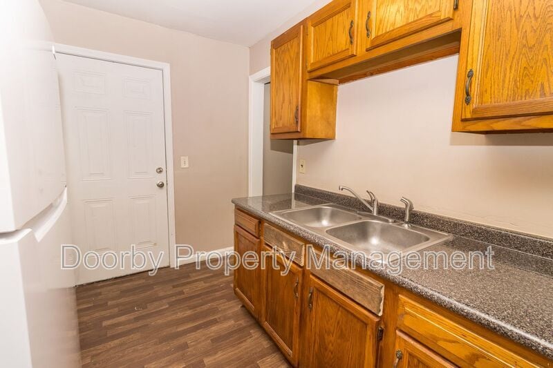 Building Photo - 3302 Pinewood Ave