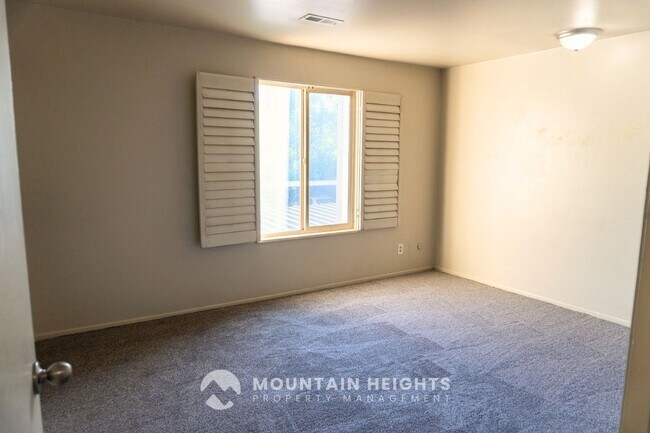 Building Photo - 415 E Creekside Cir