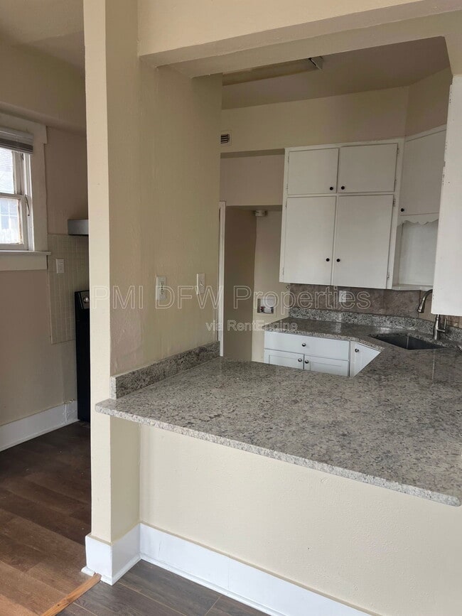 Building Photo - 219 S Montreal Ave