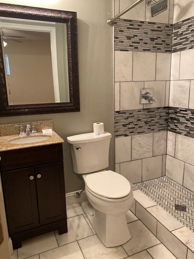 Building Photo - Updated 1BR Condo at Evian Towers | In-Uni...