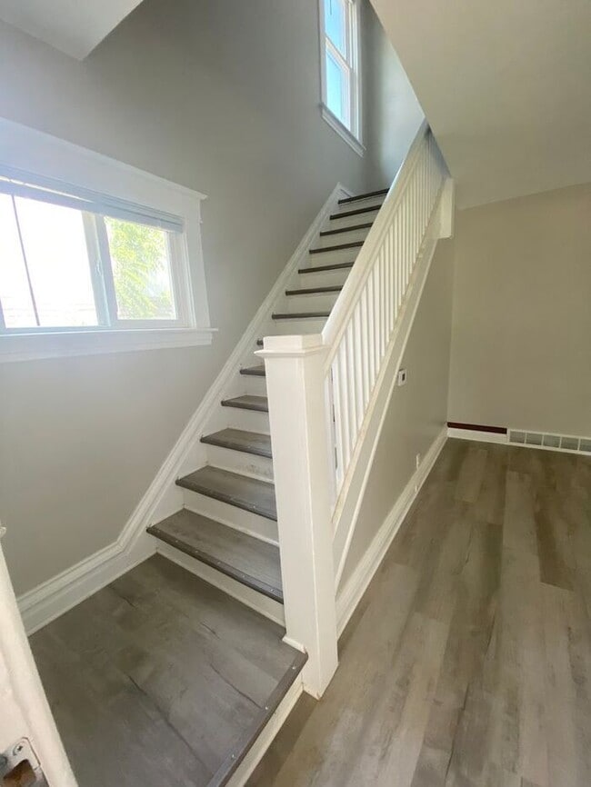 Building Photo - Fully Renovated 3 bed 2 bath home - Ask ab...