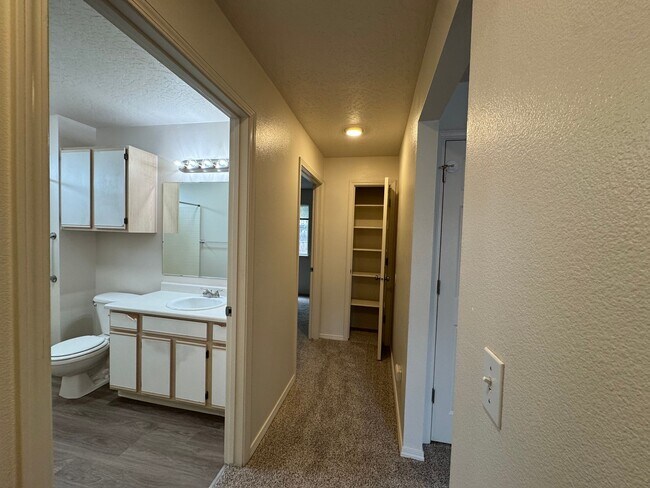 Building Photo - 4343 W Rose Hl St