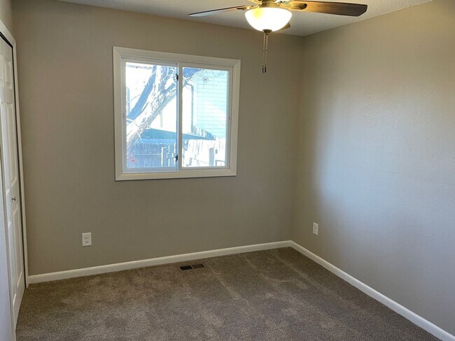 Building Photo - 4944 W 8th Street Rd