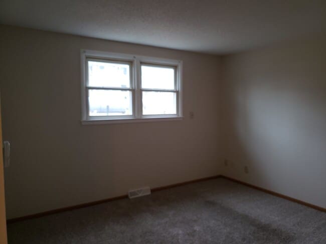 Building Photo - 1 Bedroom, 1 Bath Townhouse LeClaire, IA