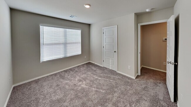 Building Photo - Very Nice and Spacious 4 Bedroom Home in Mustang Schools