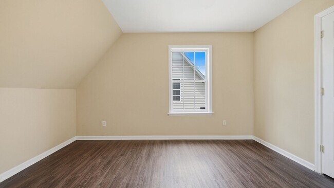 Building Photo - 3 bedroom, 2 bath adorable home in Cleveland!