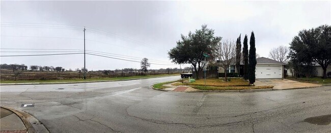 Building Photo - 15117 Bigelow Dr