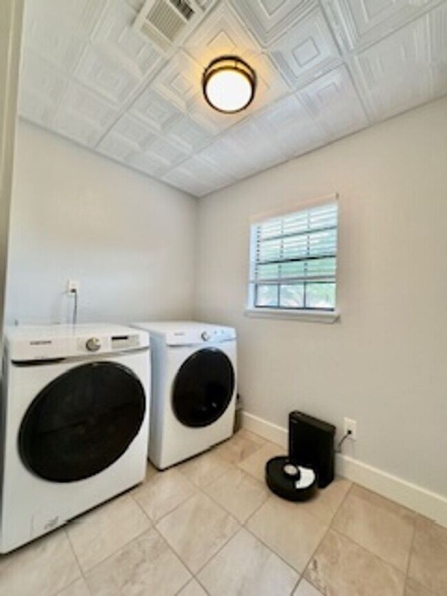 Building Photo - Fully renovated executive home