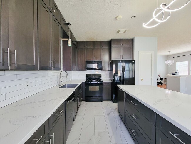 Building Photo - Welcome to this beautifully maintained home offering flexible living with 4/5 spacious bedrooms a...