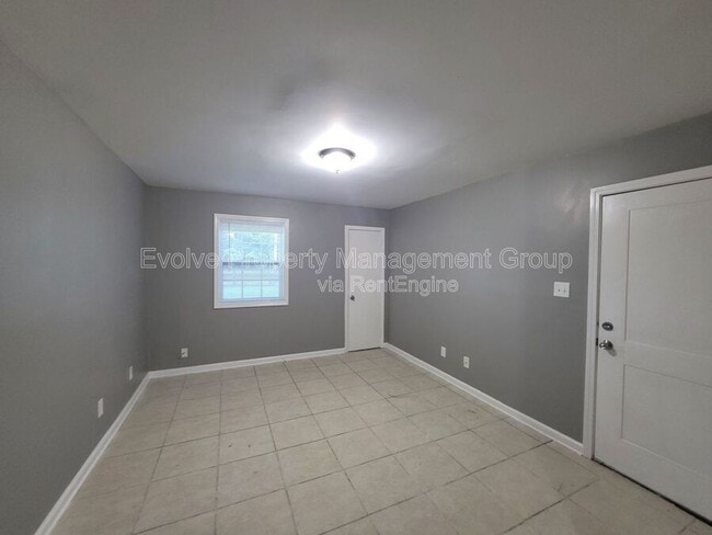 Building Photo - 4649 Royal Ridge Dr