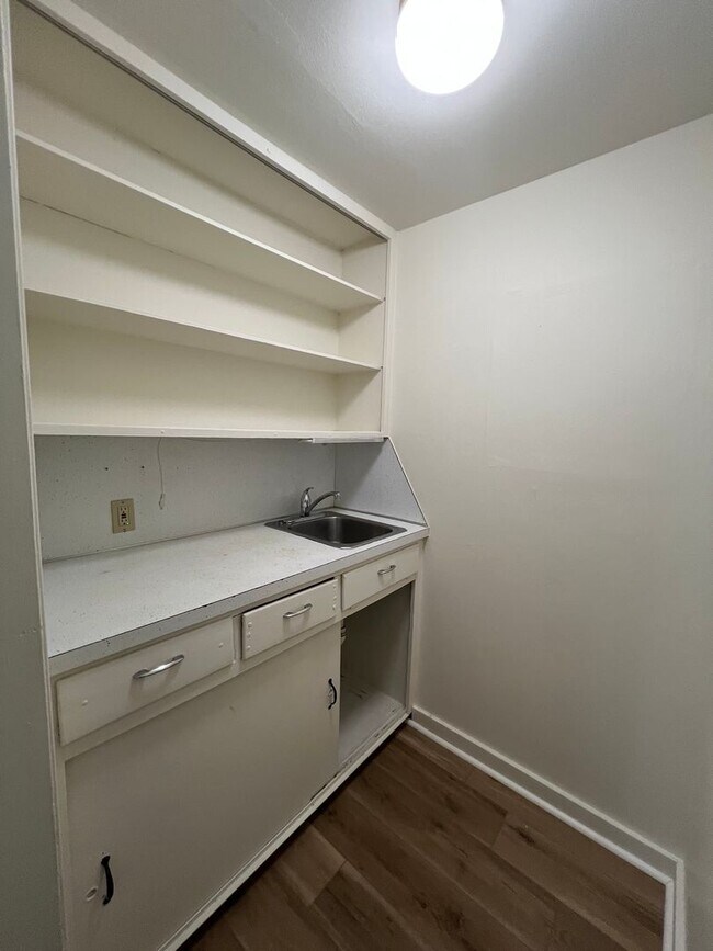 Building Photo - 217 W Irving Ave