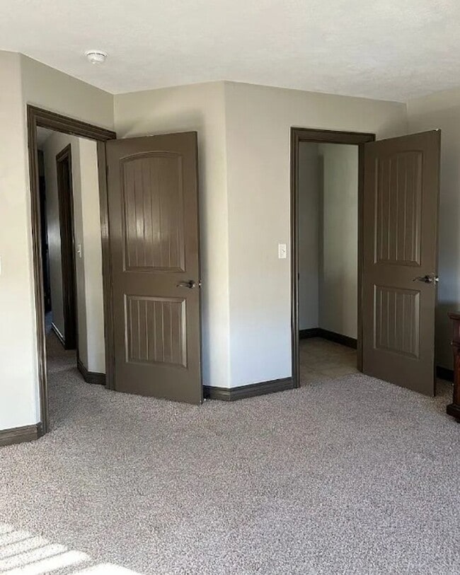 Building Photo - 3 bed 1.5 bath IMMACULATE END-UNIT Townhome in the Meadows