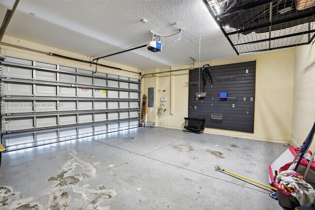 Building Photo - 2938 St Thomas Dr