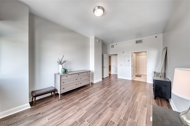 Building Photo - 150 S Las Vegas Blvd