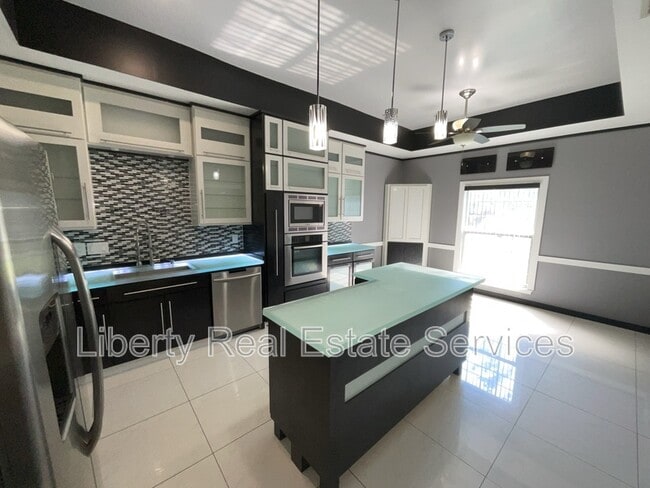 Building Photo - 380 Tremain Dr
